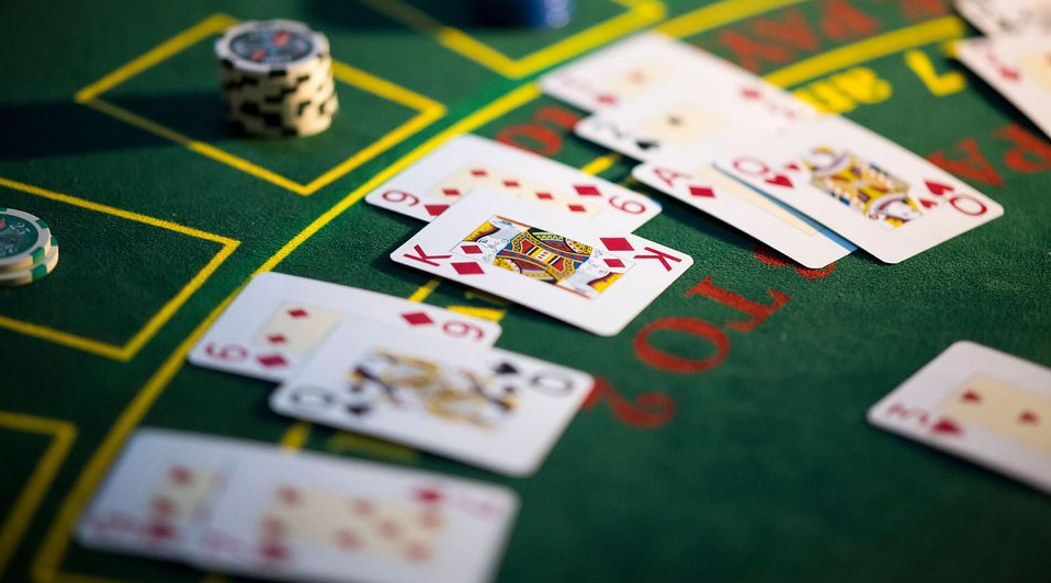 A Comprehensive Guide on How to Play Poker Online